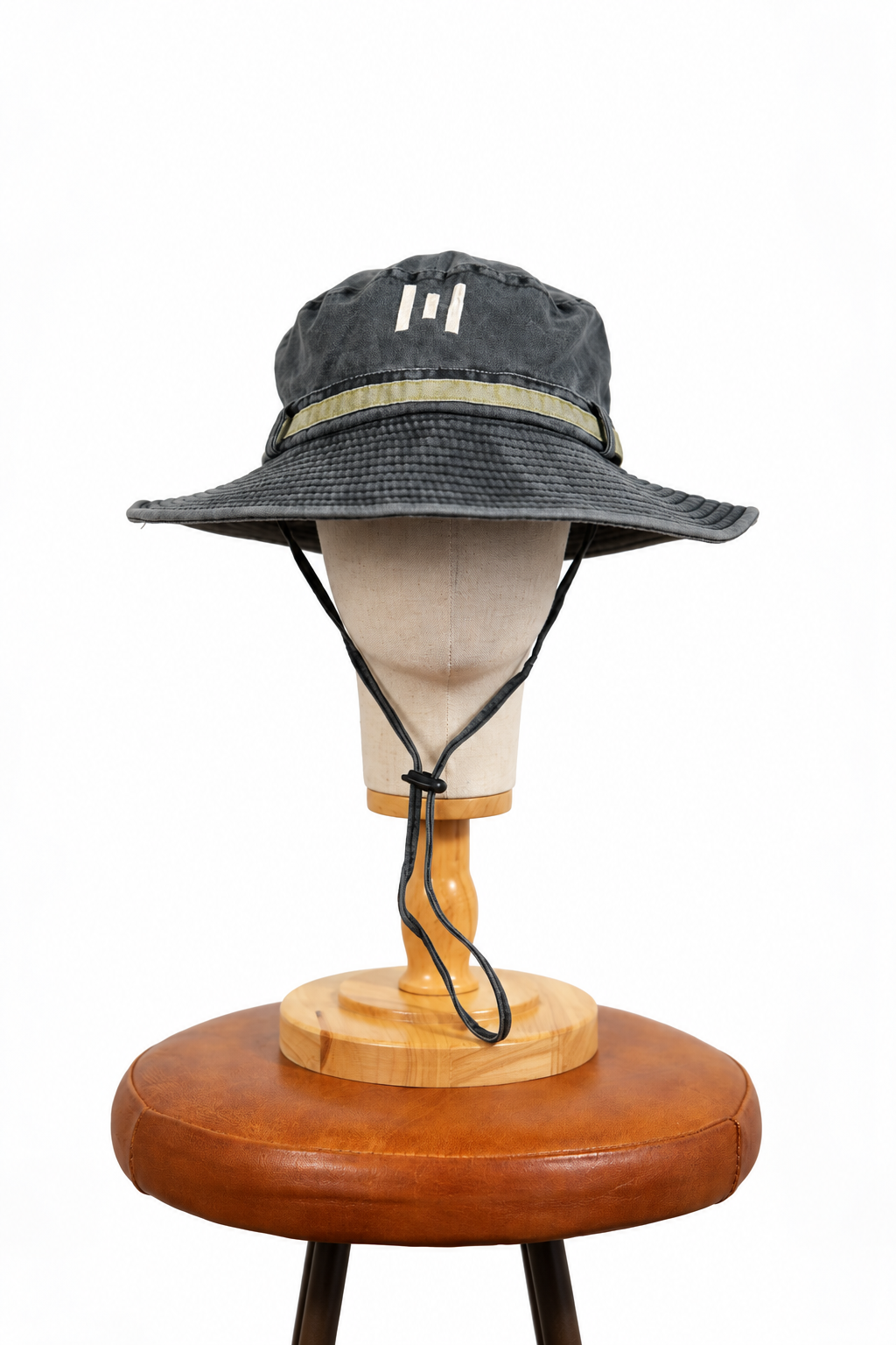 Gorro gris oscuro bordado blanco