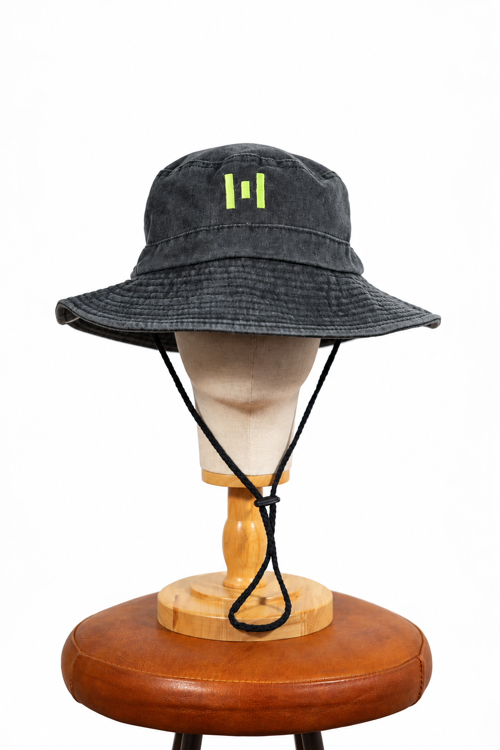 Gorro gris oscuro bordado amarillo flúor