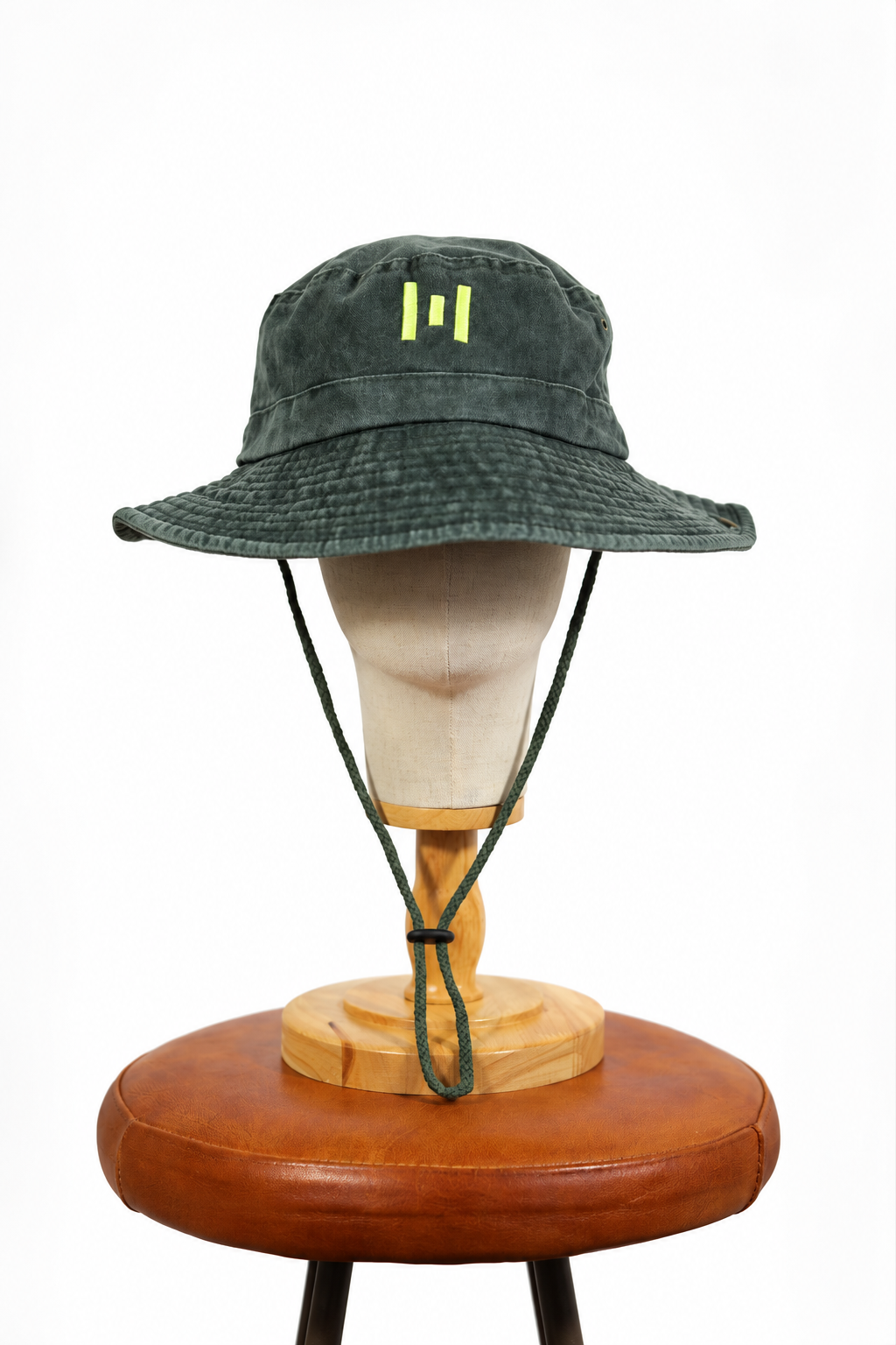 Gorro verde bordado amarillo flúor